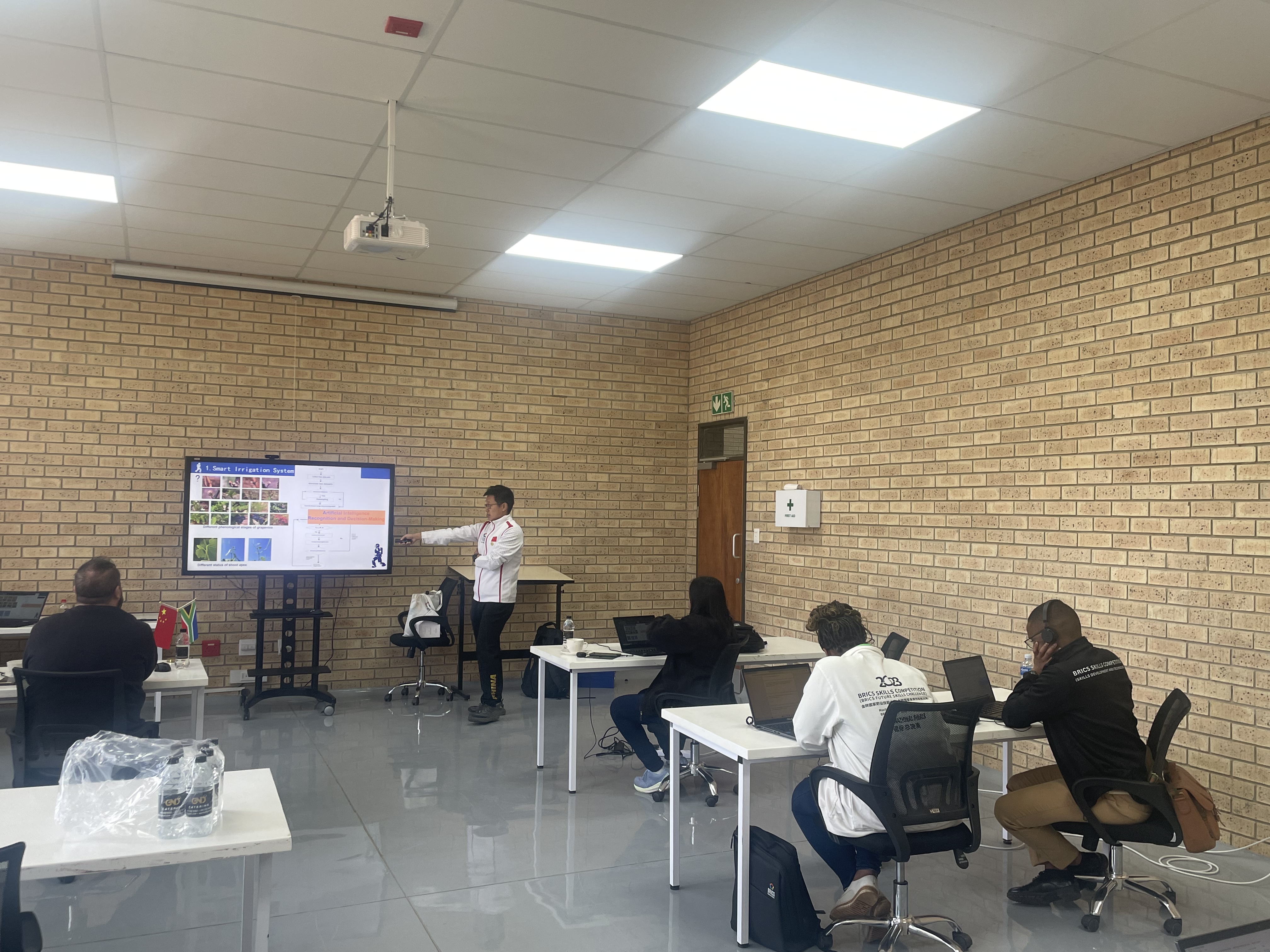 1758771427867155.jpg 3.技术创新赛赛场(第二章图太糊了,就用这一张吧).jpg