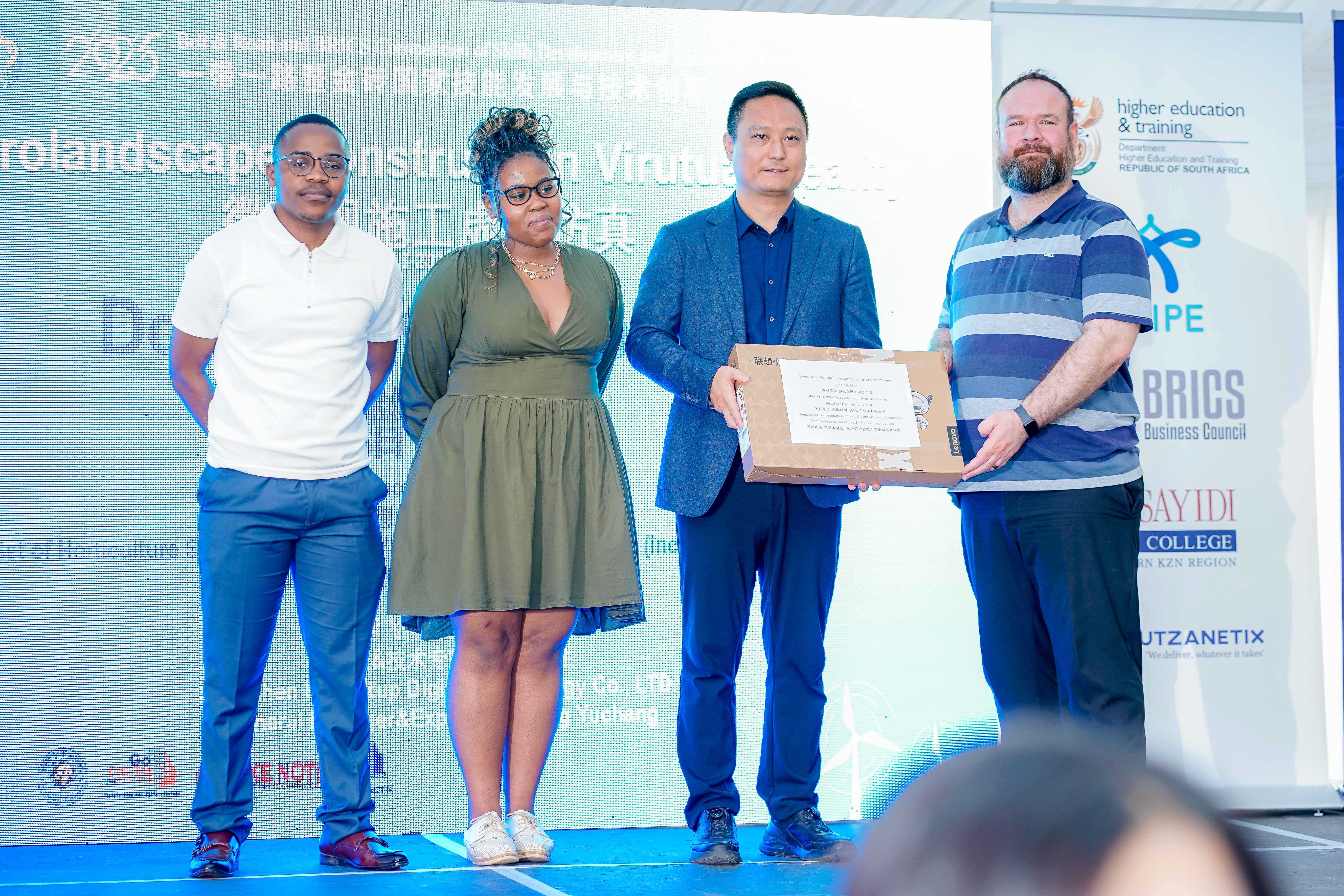 1758771896639222.jpeg 15.捐赠仪式1.jpeg