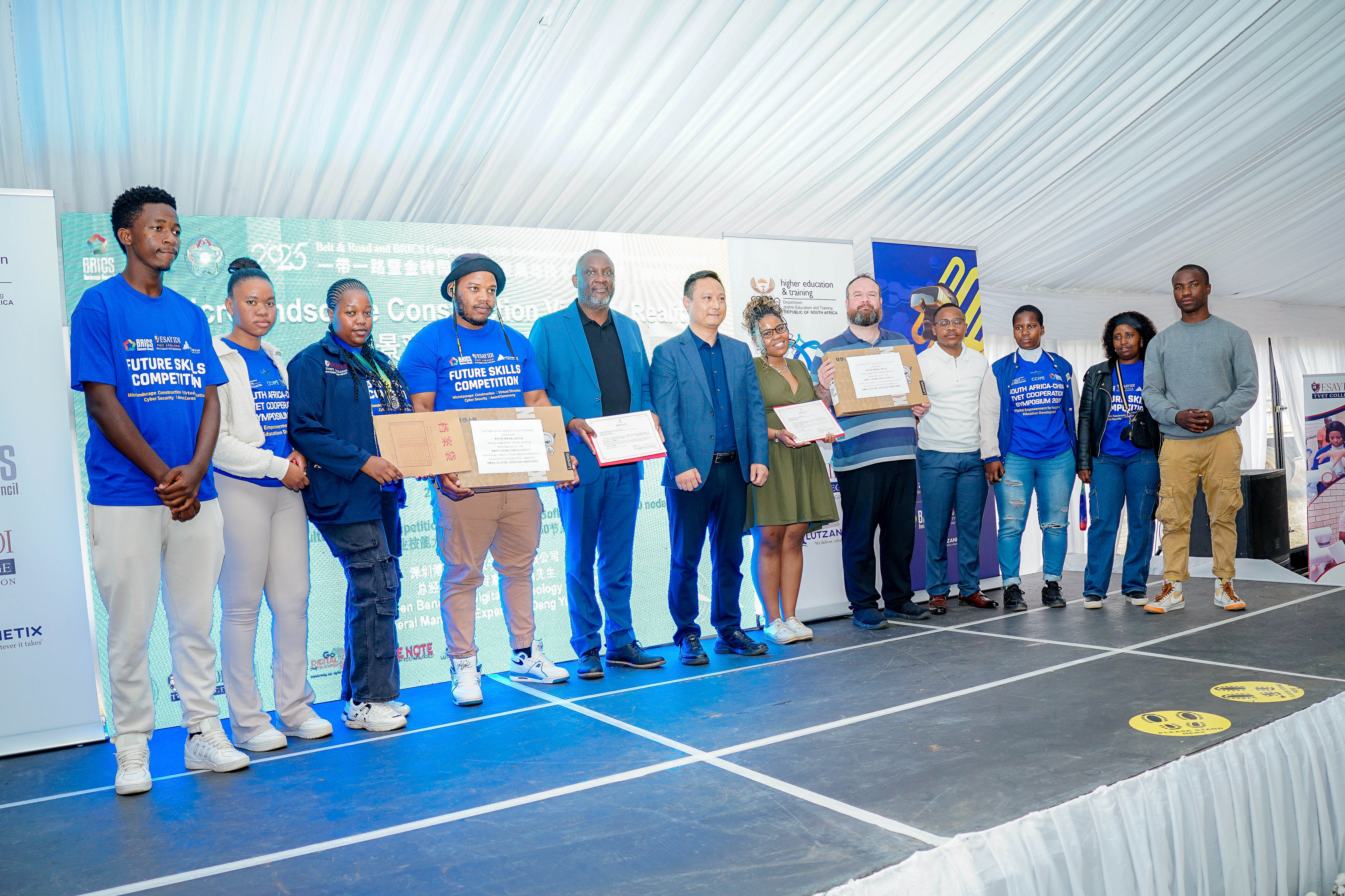 1758771919917108.jpeg 16.捐赠仪式2.jpeg